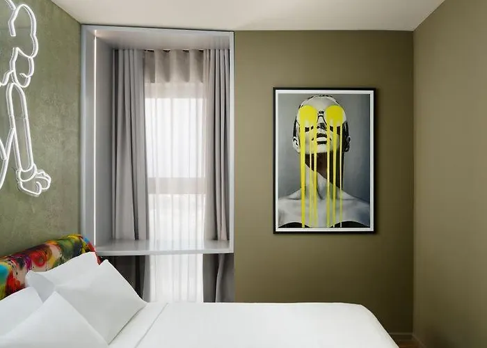 Chic & Cheeky Reside In Malta's Tallest Skyscraper Appartement *