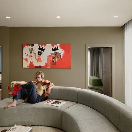 Chic & Cheeky Reside In Malta's Tallest Skyscraper Lägenhet